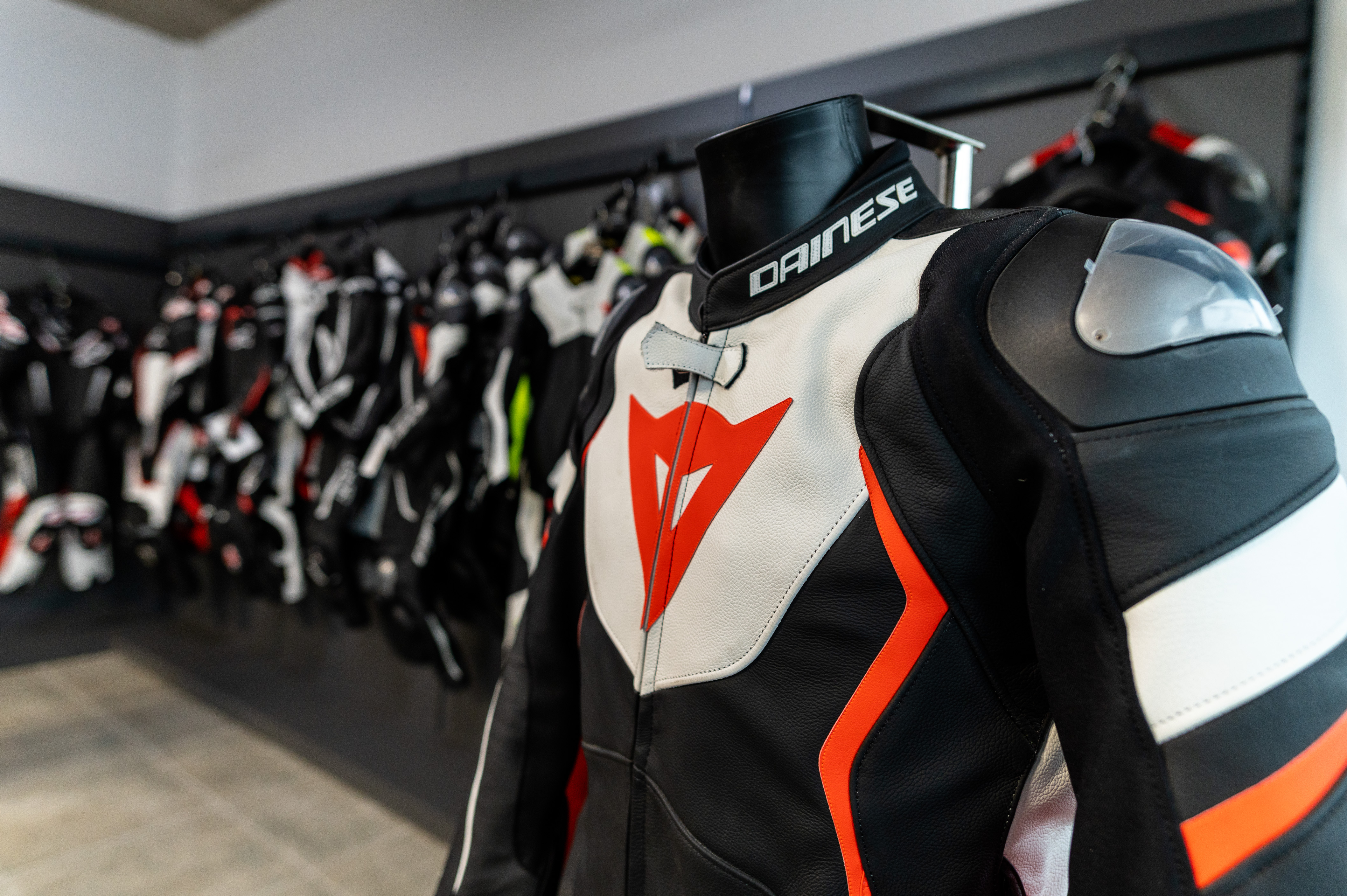 Boutique Motogoodeal à Satigny - Plus de 600 m2 d'accessoires moto